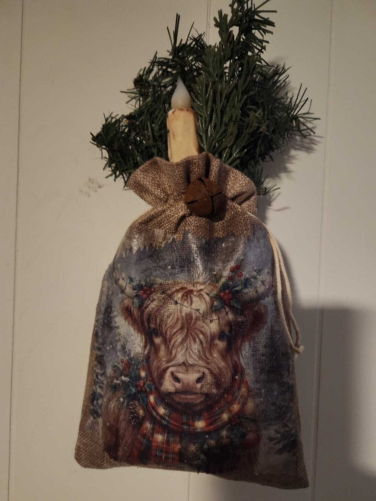 Vintage Highland cow bag with timed candle