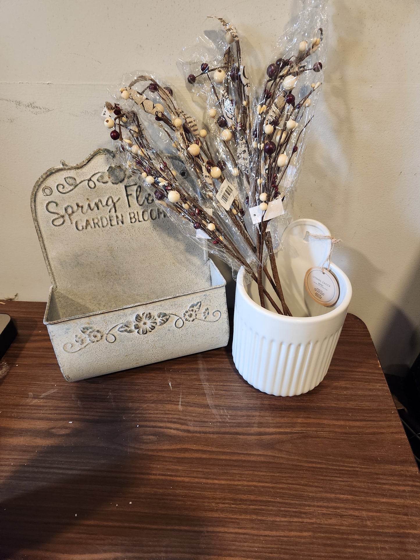 Tin piece pot and picks