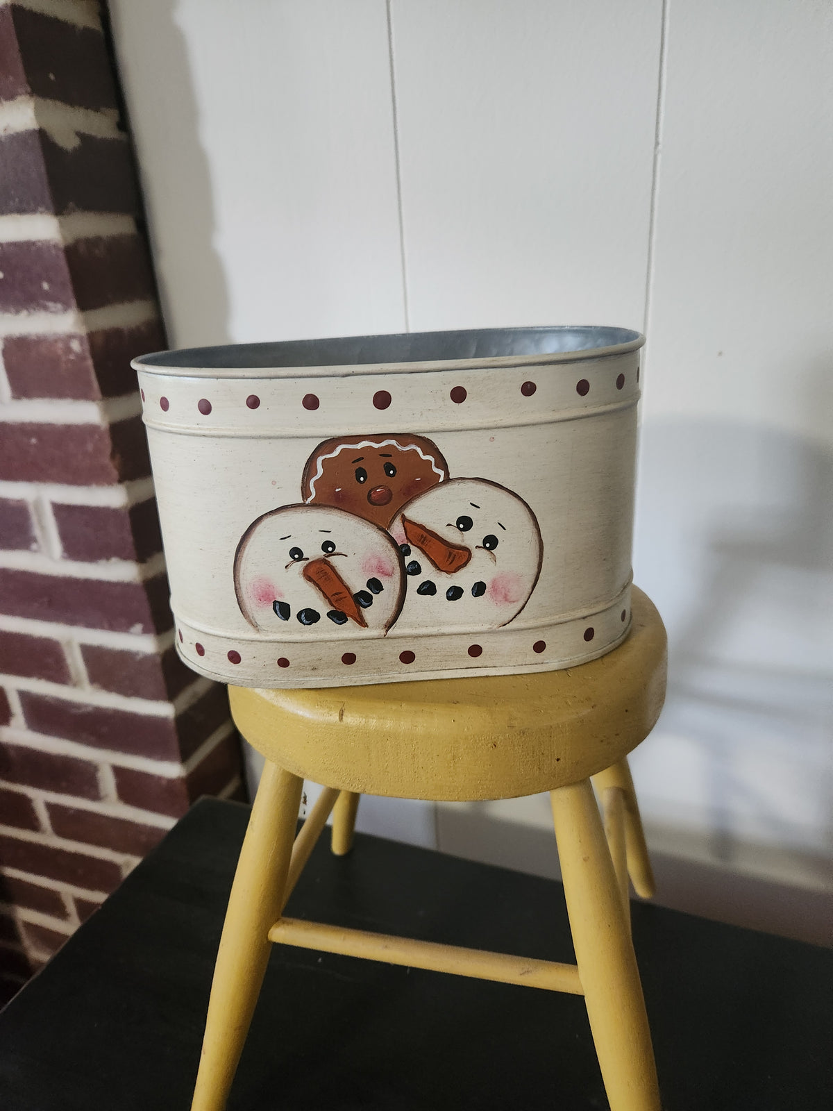 Galvanized pan with snowmen and gingerbread