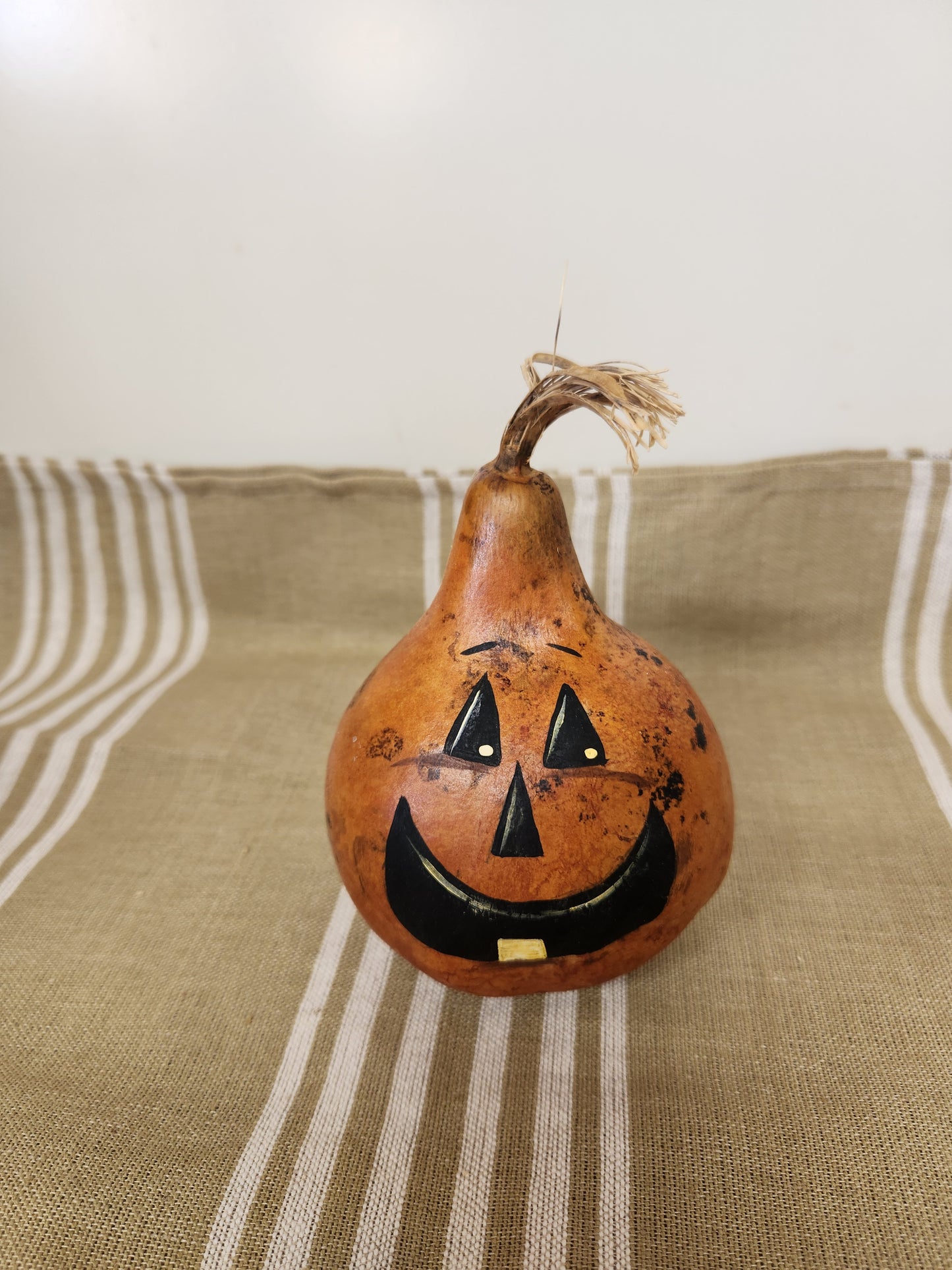Jack-o-lantern gourd with 1 tooth