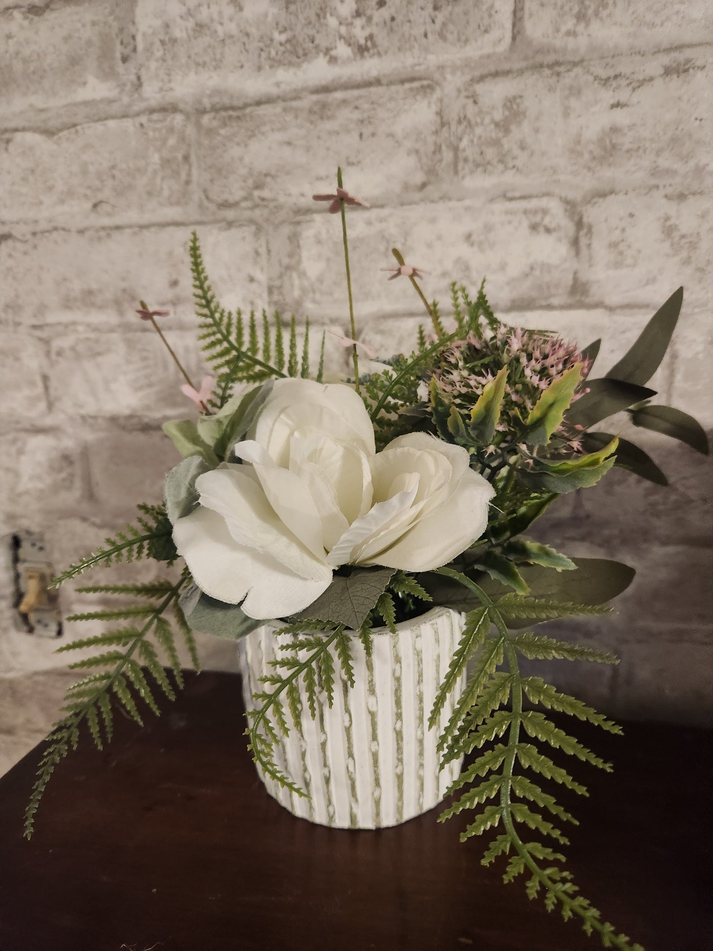 Arrangement in white pot