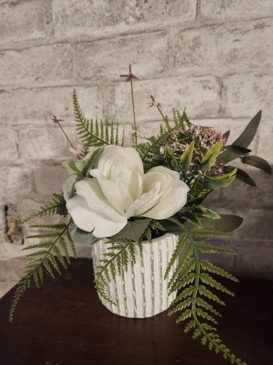 Arrangement in white pot