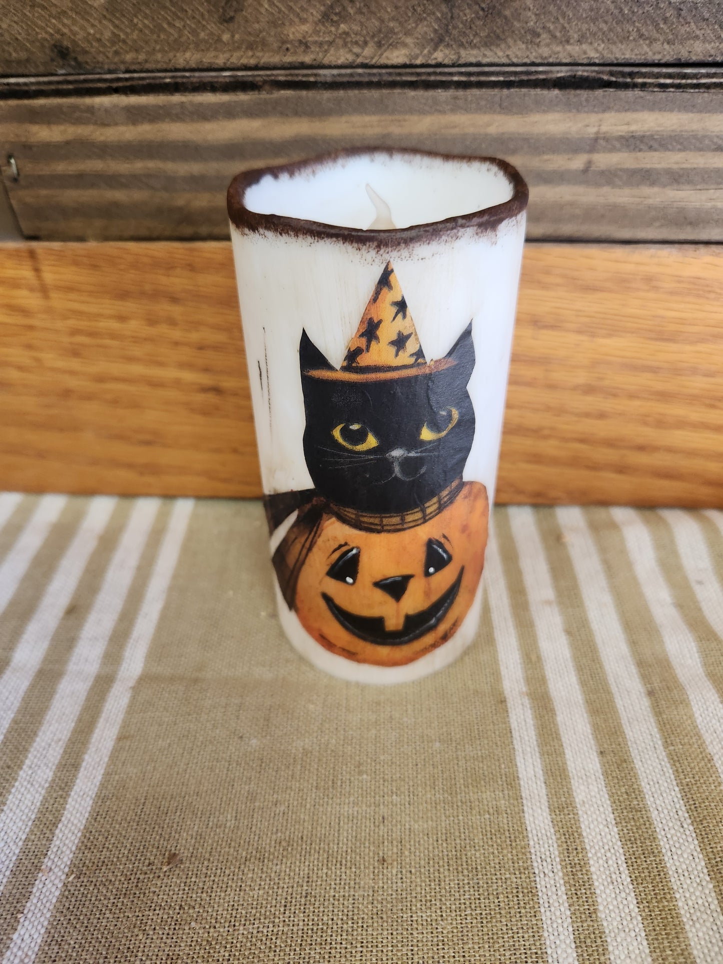 Battery operated cand with cat