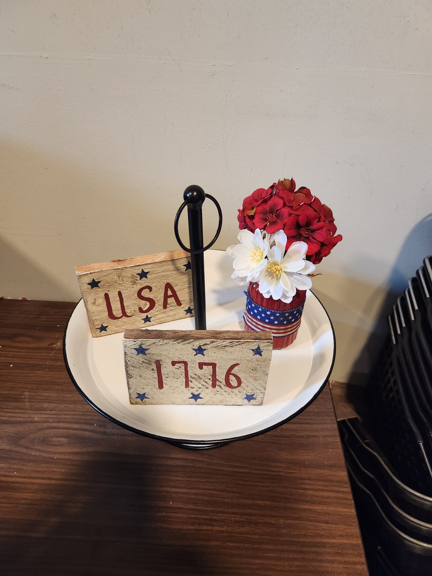Tray signs arrangement