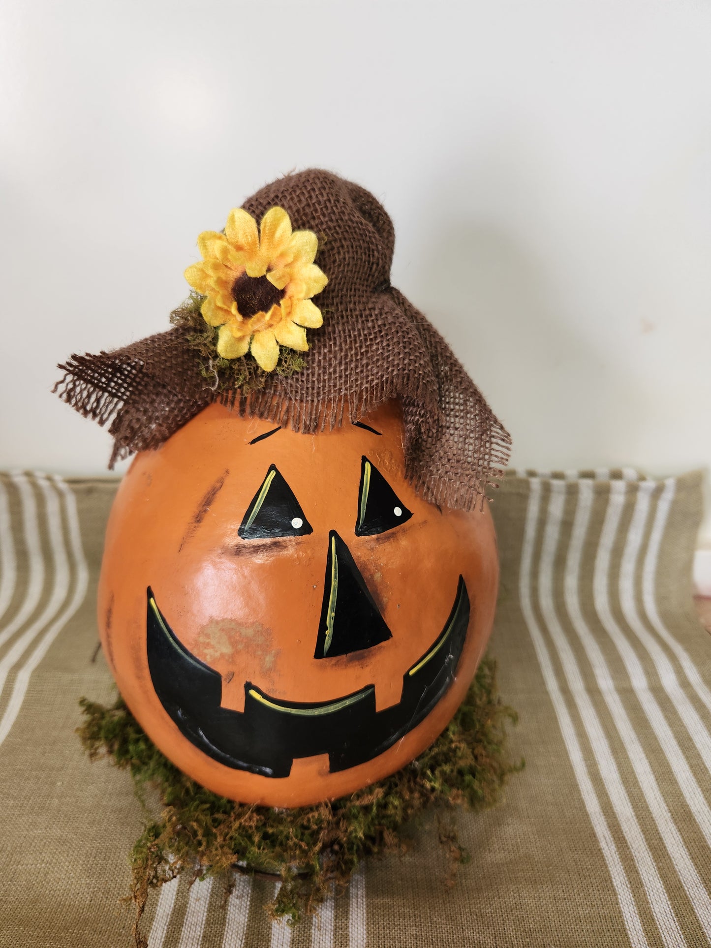 Jack-o-lantern gourd with brown hat