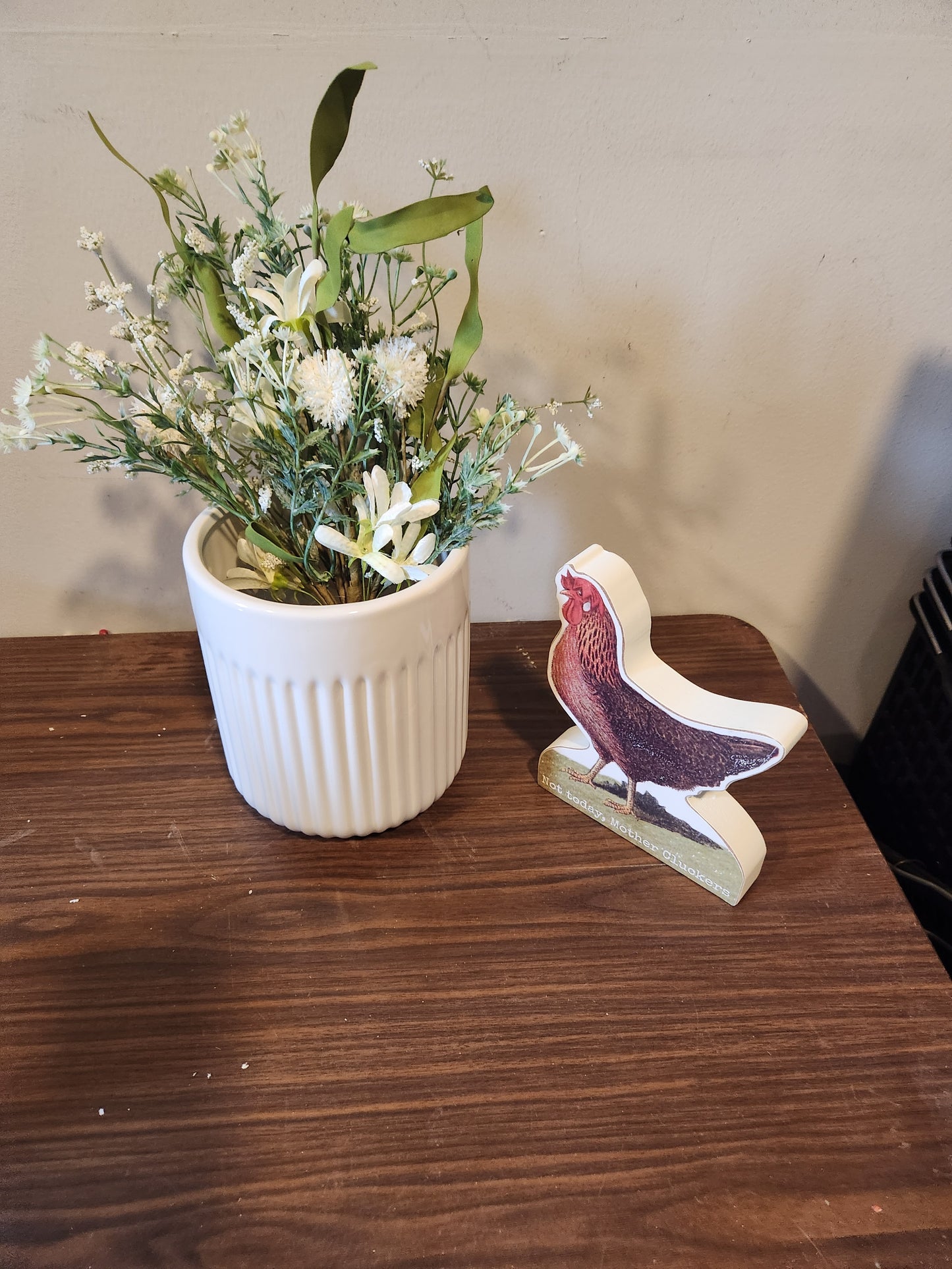 Arrangement and rooster shelf sitter