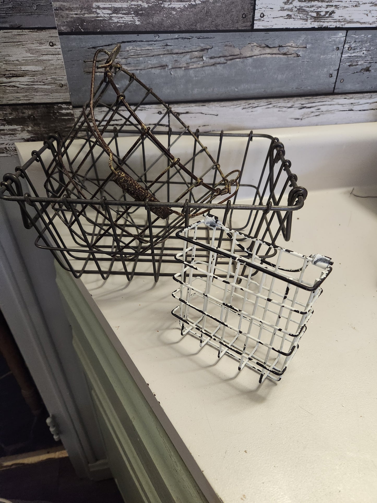 Gathering of wire baskets
